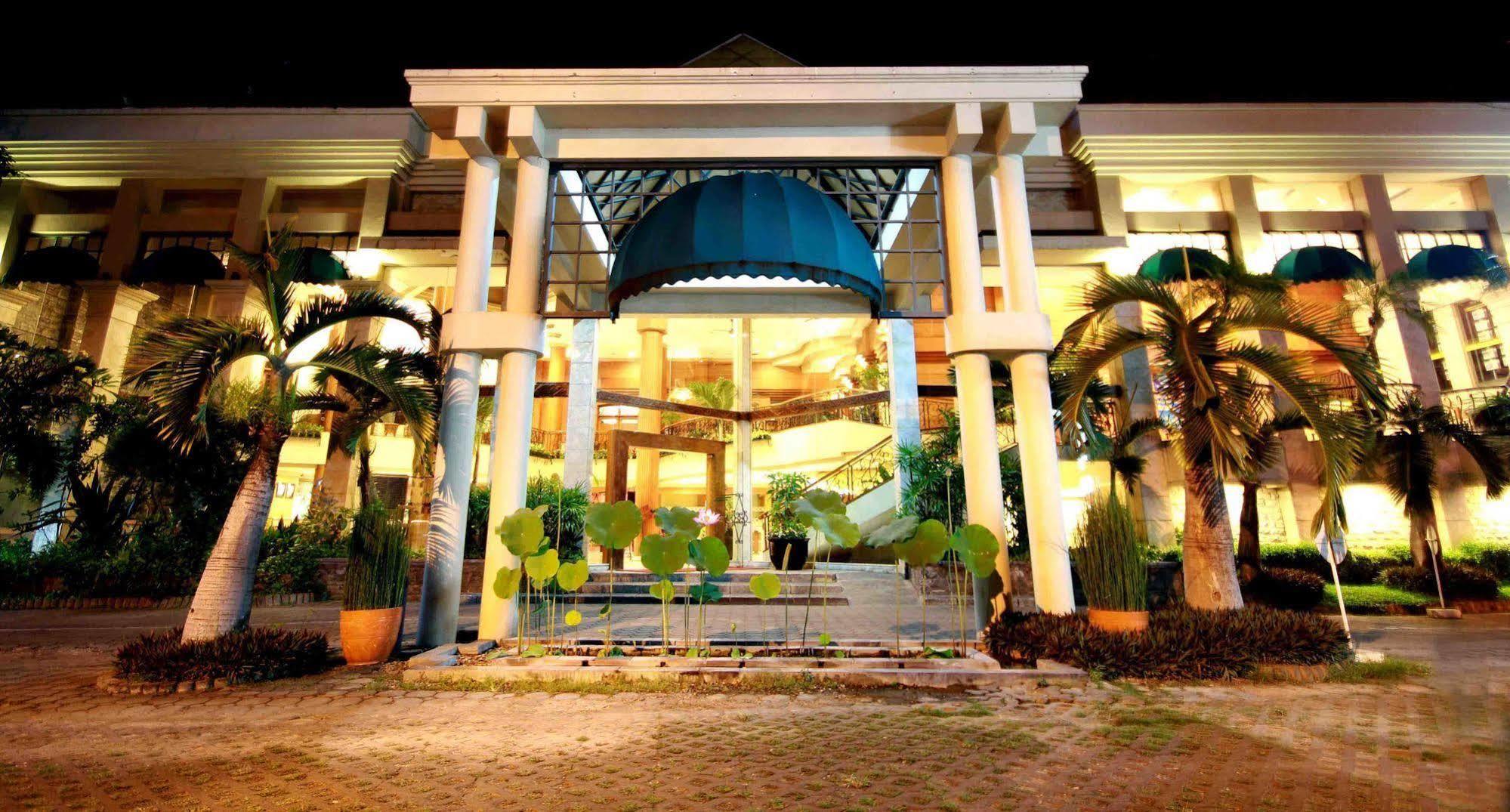 Bentani Hotel & Residence จิเรบอน ภายนอก รูปภาพ