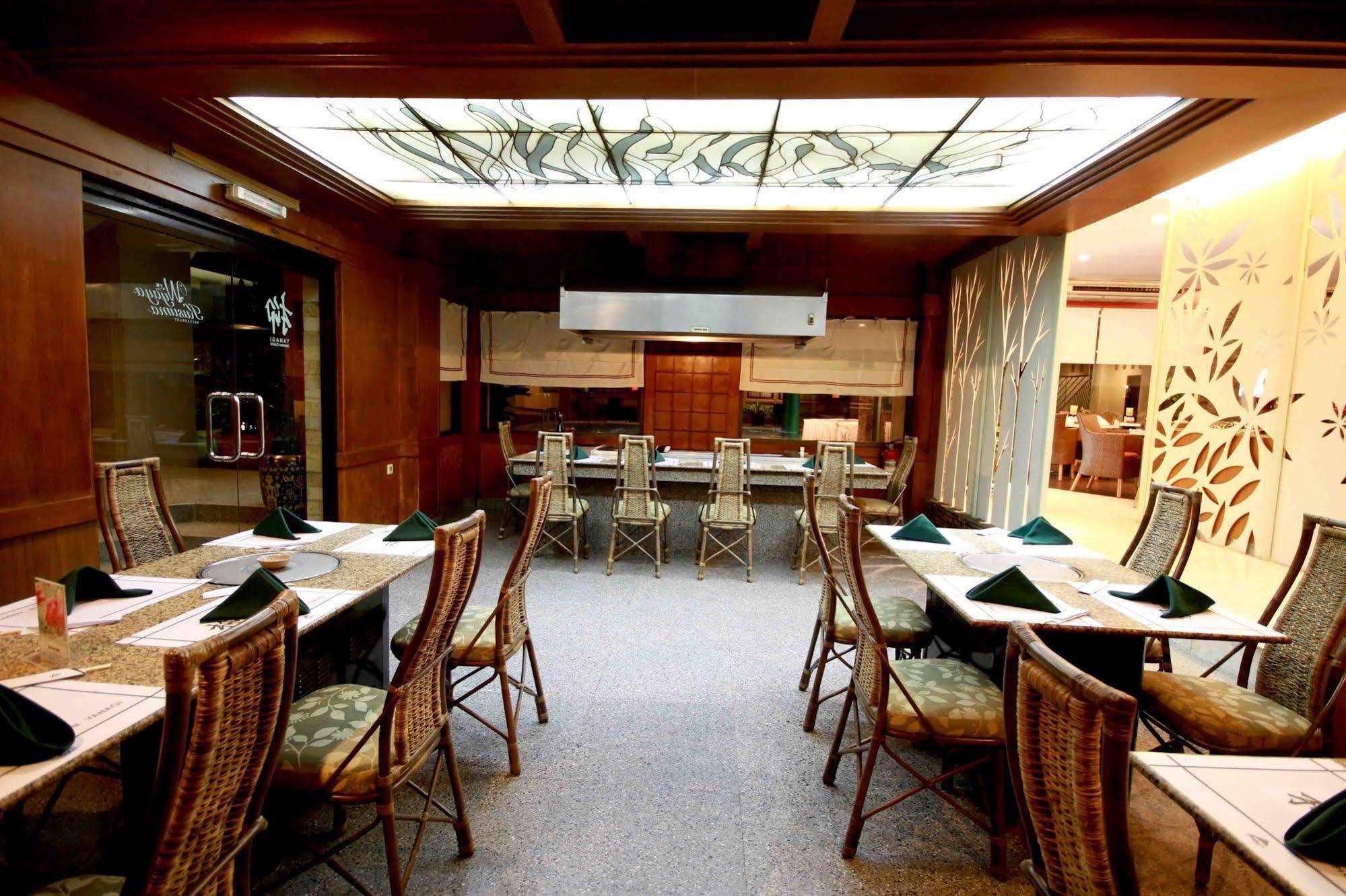 Bentani Hotel & Residence จิเรบอน ภายนอก รูปภาพ