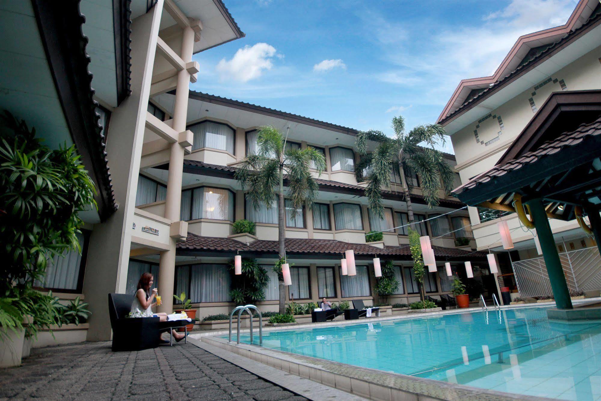 Bentani Hotel & Residence จิเรบอน ภายนอก รูปภาพ