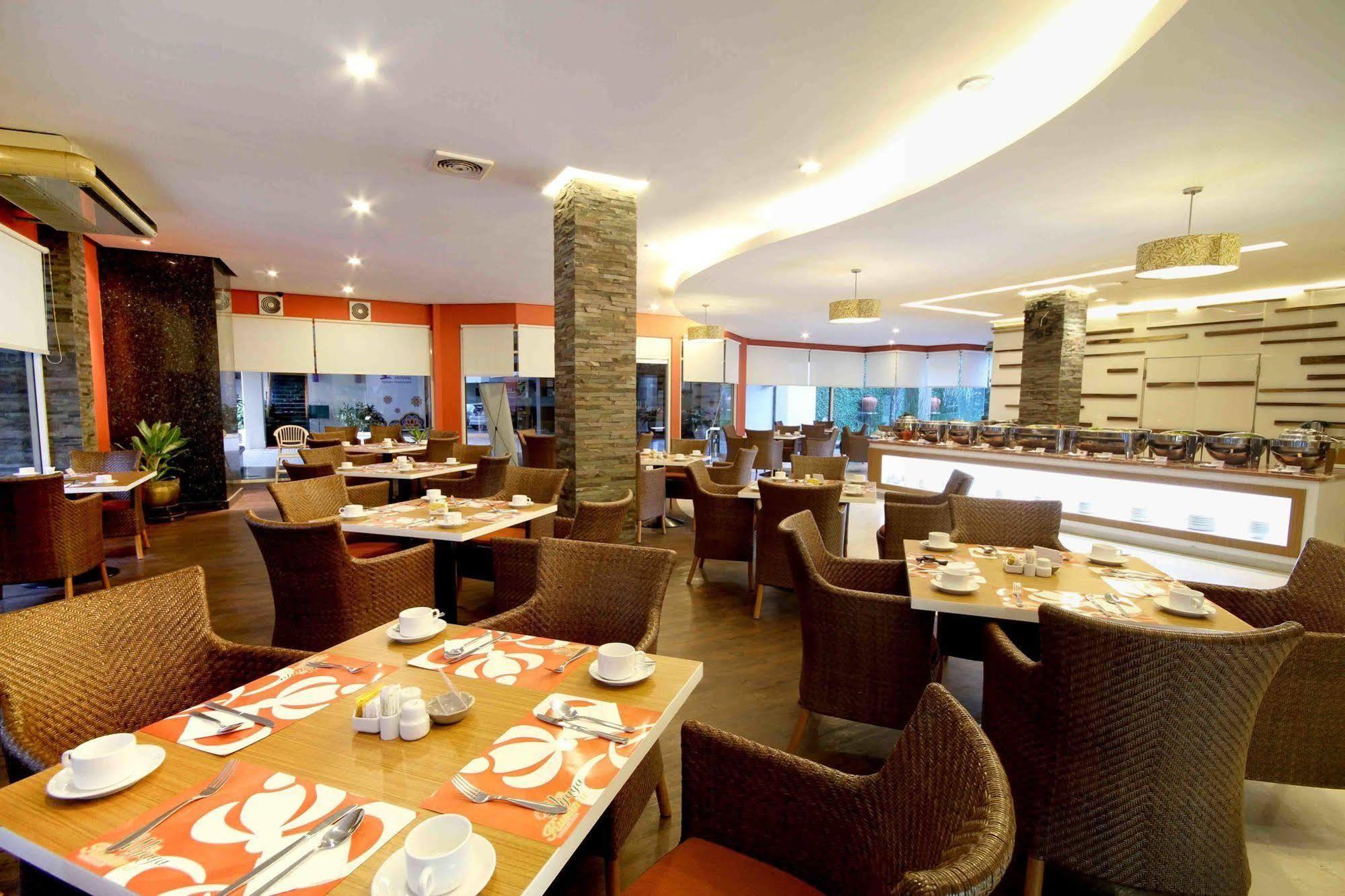 Bentani Hotel & Residence จิเรบอน ภายนอก รูปภาพ