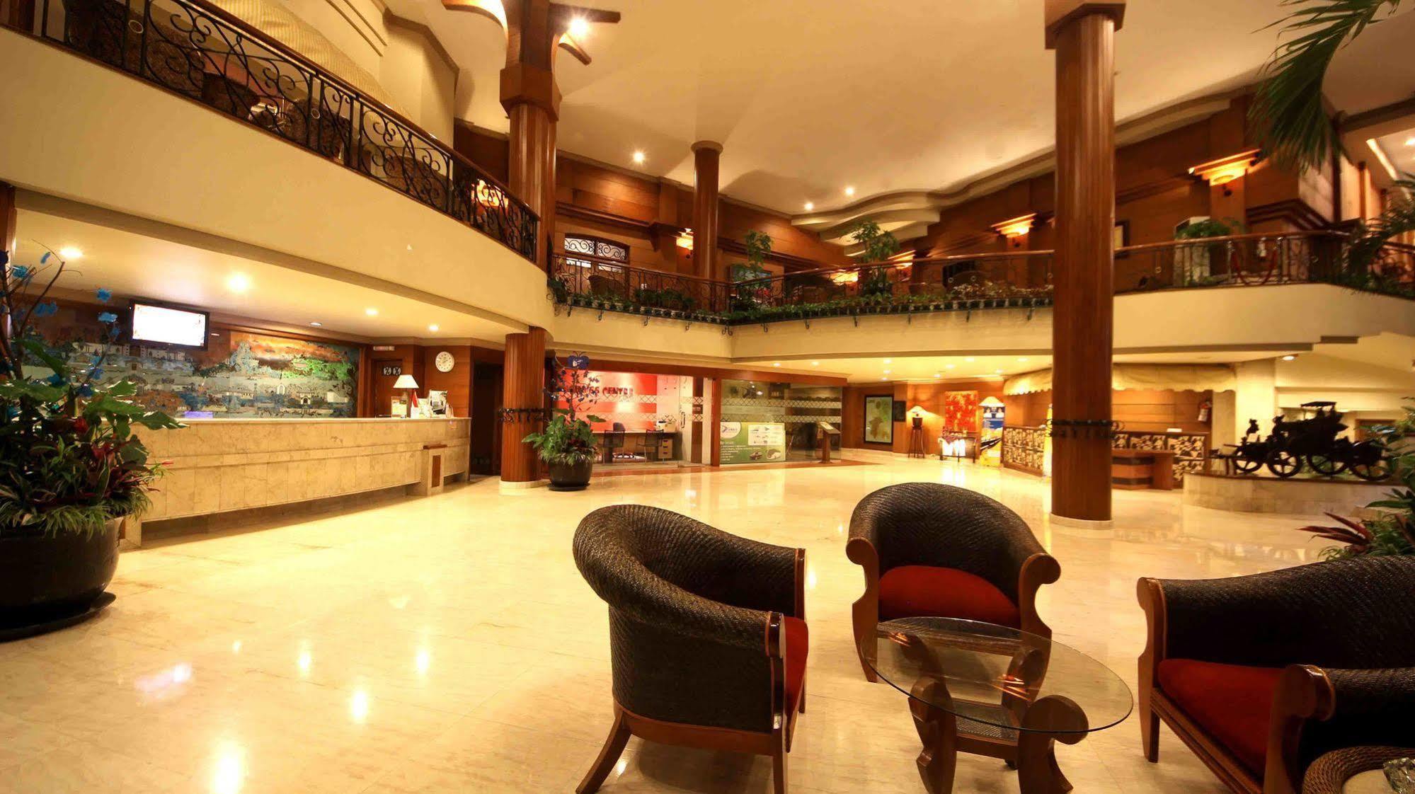 Bentani Hotel & Residence จิเรบอน ภายนอก รูปภาพ