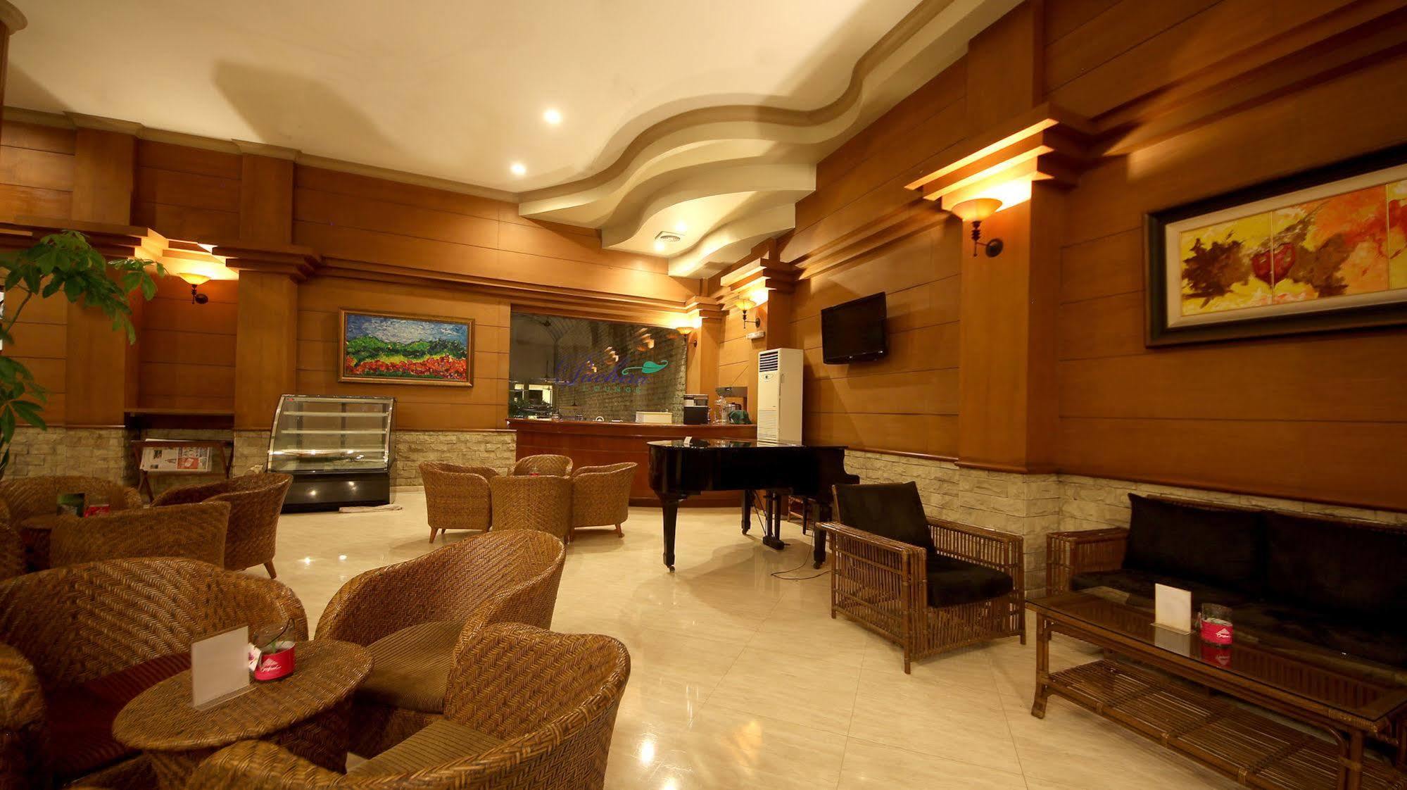 Bentani Hotel & Residence จิเรบอน ภายนอก รูปภาพ
